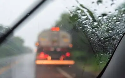 Rijden in verschillende weersomstandigheden: Tips voor een veilige reis